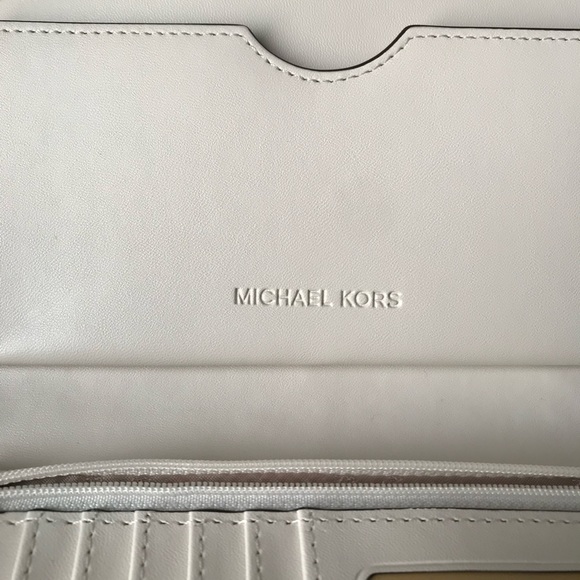 Michael Kors wallet🎈🎈 - Picture 6 of 7